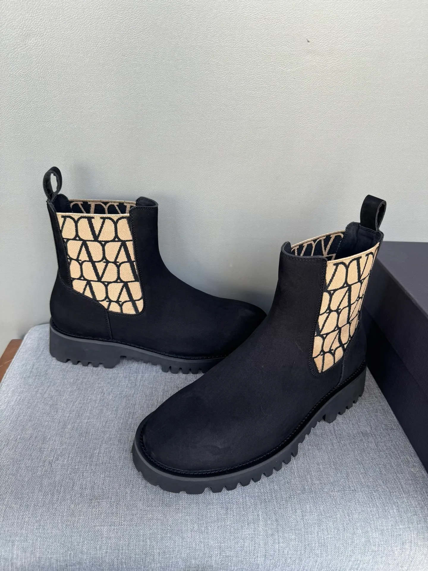 [Valentino] Top P: 1000💰 Size: Men 39-44 (45 customized) Valentino VLTN casual shoes 2025 latest winter series, original 1:1 development Casual men's leather shoes Made with heavy investment, shoes and boots are made of imported cowhide that is not easy to deform, black cowhide lining, original foam outsole, black open edge beads, black suede, brown suede Factory craftsmanship, perfect products are only prepared for you who know taste! Any comparison is welcome!